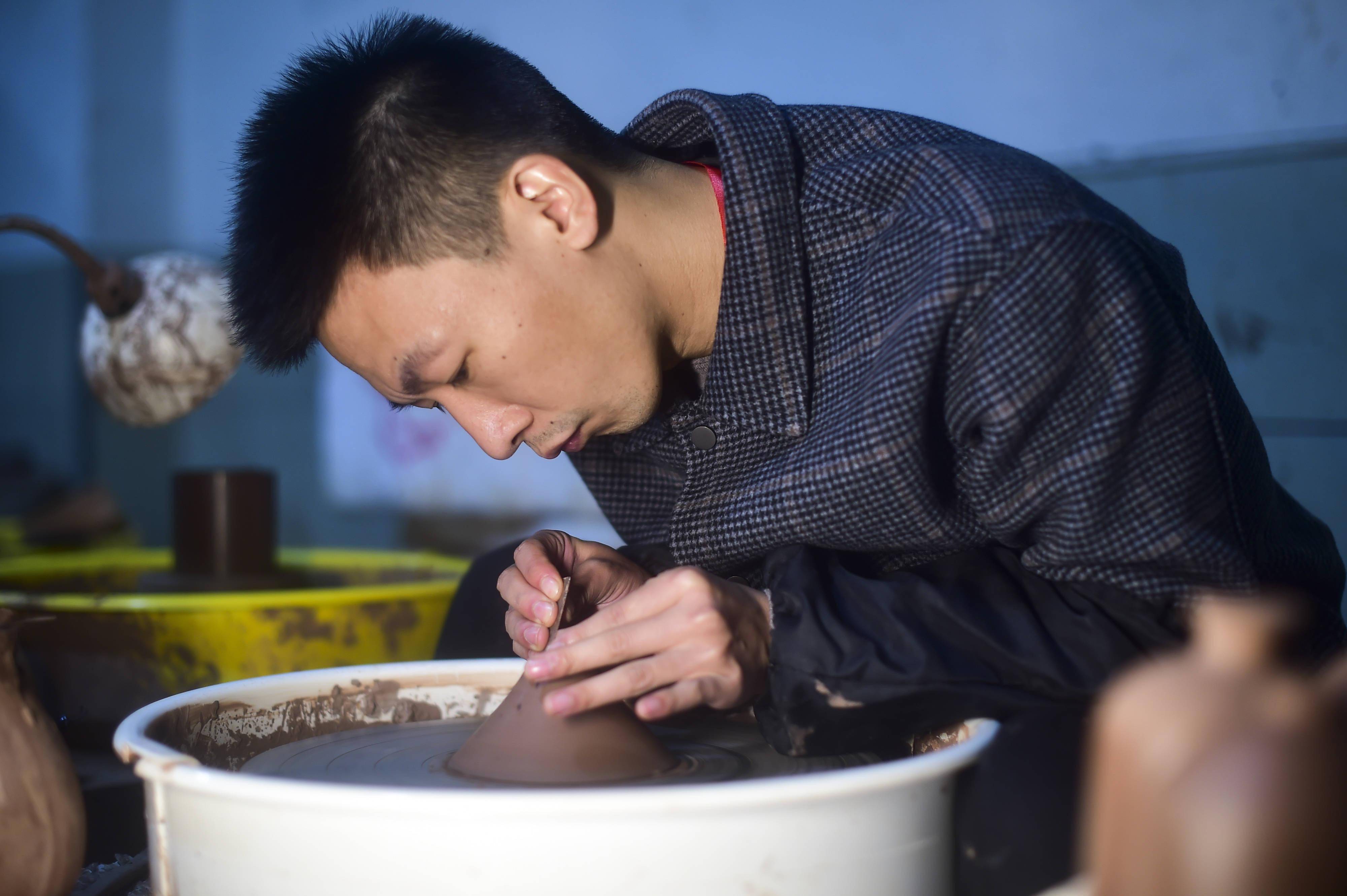 技艺|“90后”吕继成：给荣昌陶注入新活力