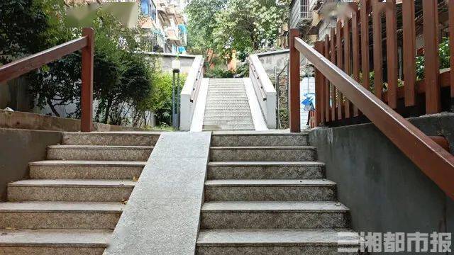 有上下坡,上下楼梯处增设不锈钢,防腐木扶手,方便老人出行;小区内主干