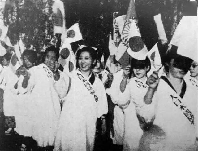 三个日本人烧中国国旗图片