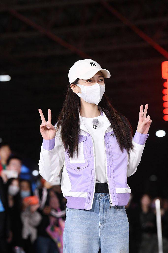 香芋 杨颖香芋紫造型温柔似水甜度满分 俏皮编发更衬靓颜清纯动人