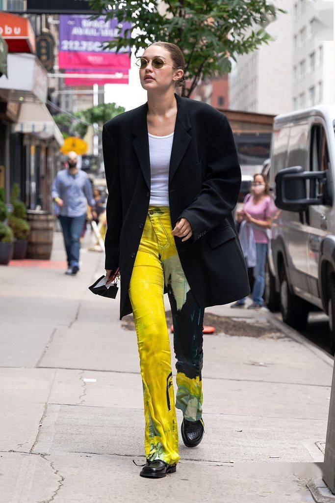 黑色 一点也不古板~黑西装才是“时髦精”必备的“万金油”单品！