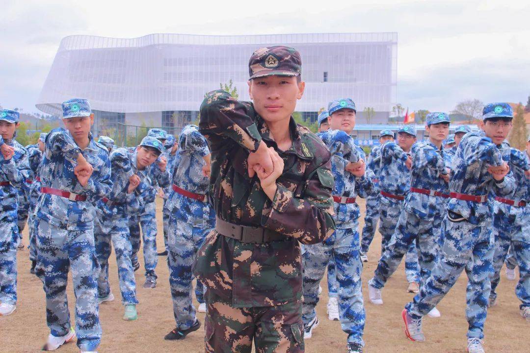 教官:江邵鑫五连七班 机械制造及自动化2101教官:钟煜景五连六班 机电