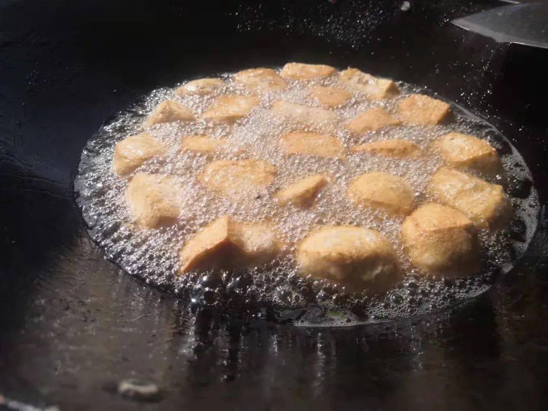 来制作出各种花麦糍,花麦饺,风味独特,口感极佳,实在是不可错过的美食