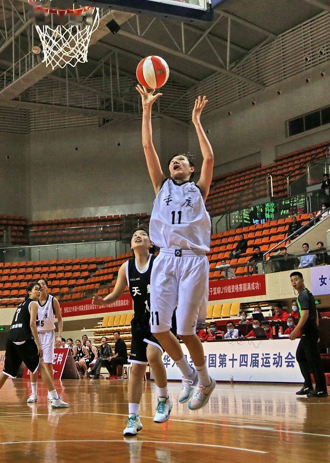 人物做一往无前无惧艰险的前锋重庆市青年女子篮球队前锋李青阳