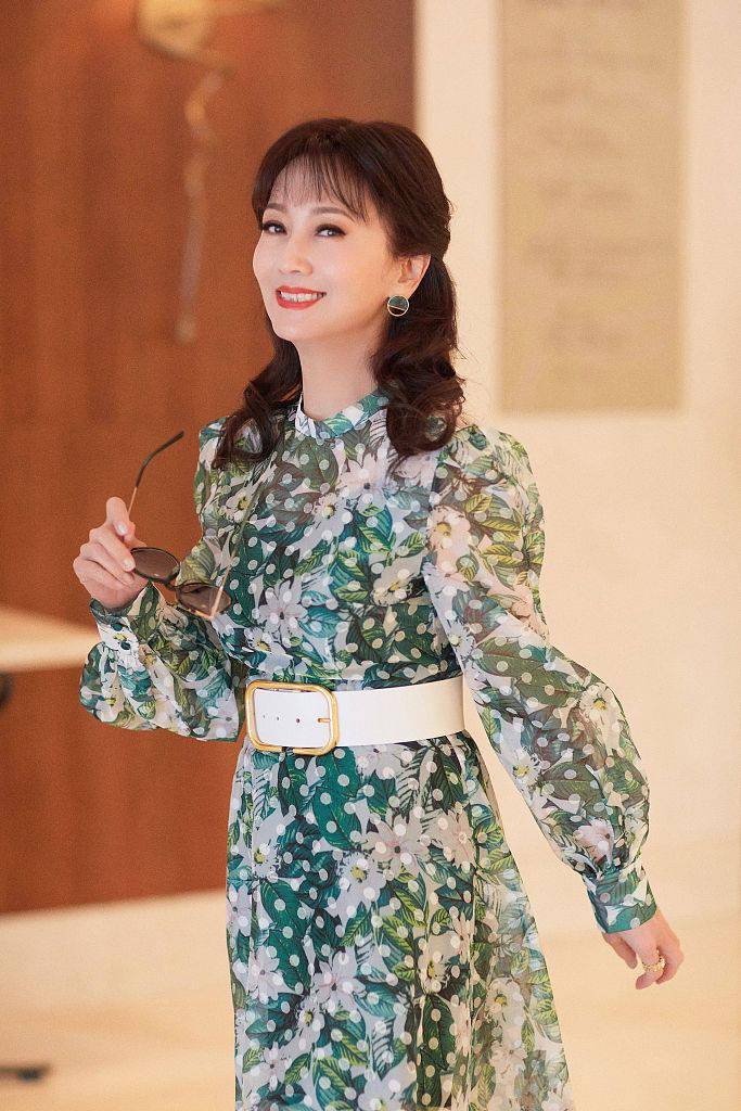 状态 赵雅芝嫩绿波点长裙秀纤细腰肢 梳齐刘海披肩发笑容甜美