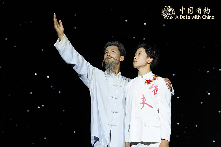 the Foreign guests enjoy kung fu show in Tianjin