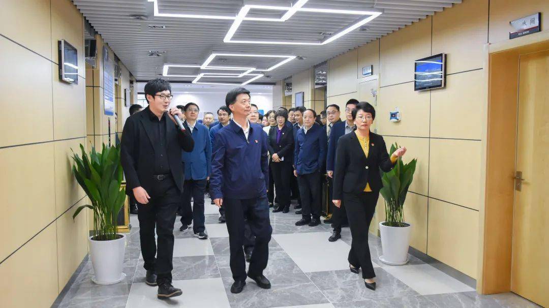 东台市委书记杨雪峰市长商建明一行观摩麦腾智慧创新工场