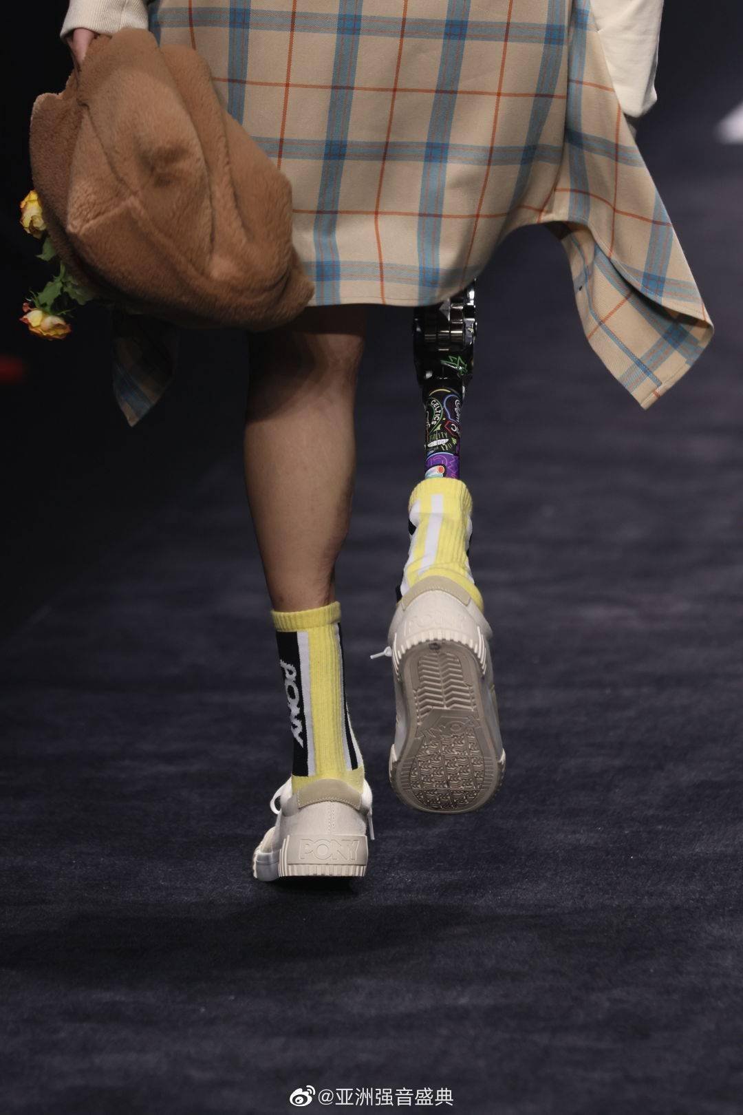 超飒!曾在汶川地震中失去一条腿的她,用机械腿走秀惊艳时装周