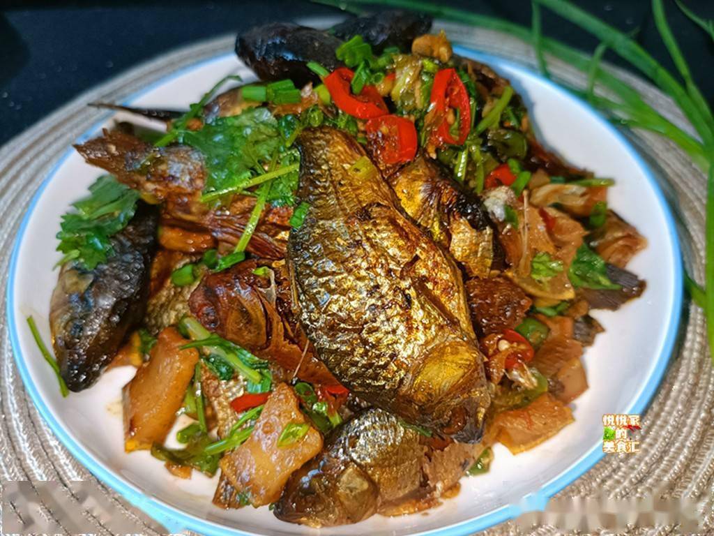 的剁椒子姜(这个做法可是很湖南哦,老家极爱用饮料瓶子装苦笋,豆角干