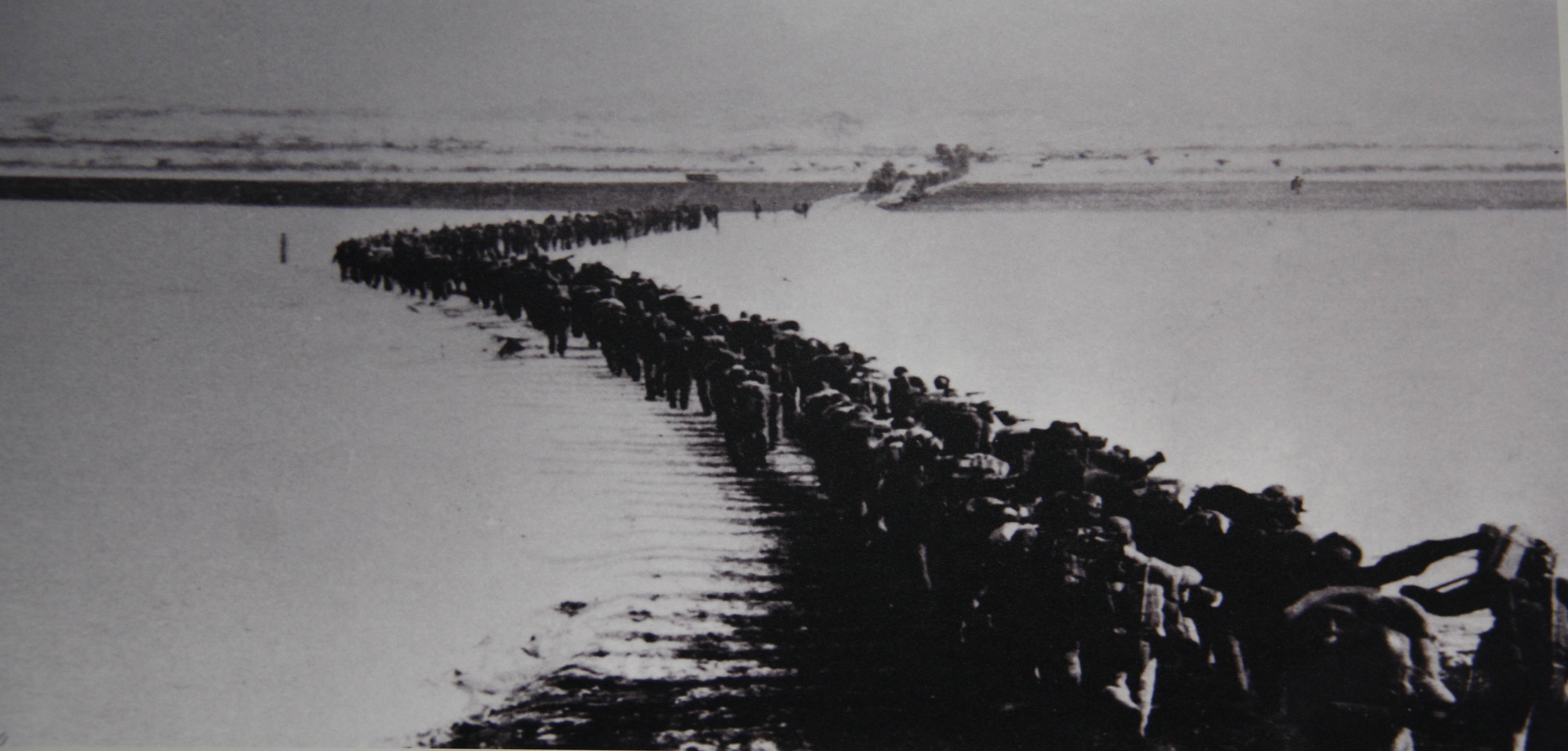 中国人民志愿军跨过鸭绿江,开赴朝鲜前线