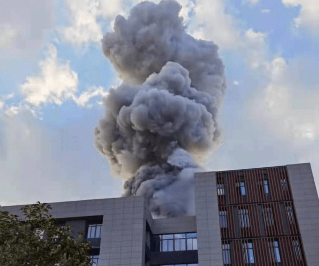 南京航空航天大学材料化学实验室爆燃，已致 2 死 9 伤，目前情况如何？事故原因可能是什么？