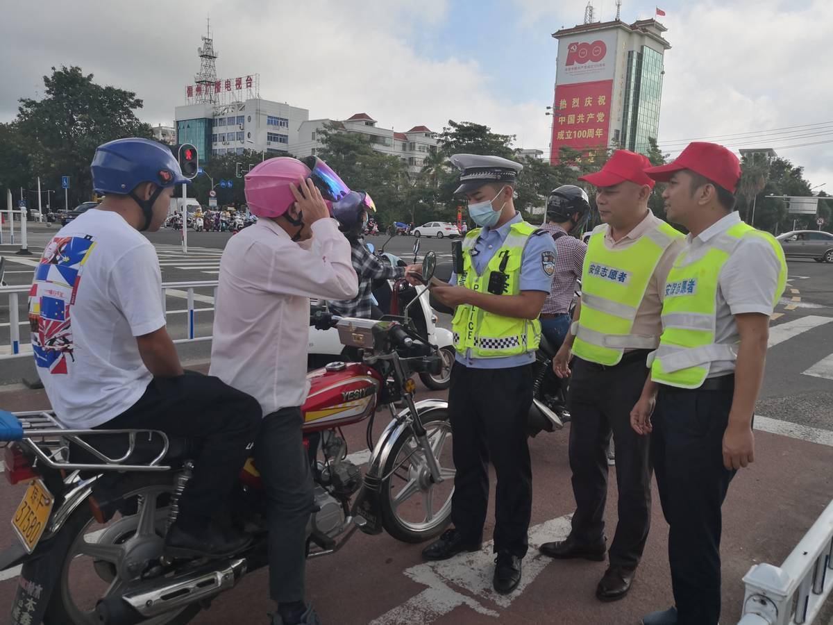 海南儋州公安交警开展"警保联动"暨"一盔一带"专项整治行动