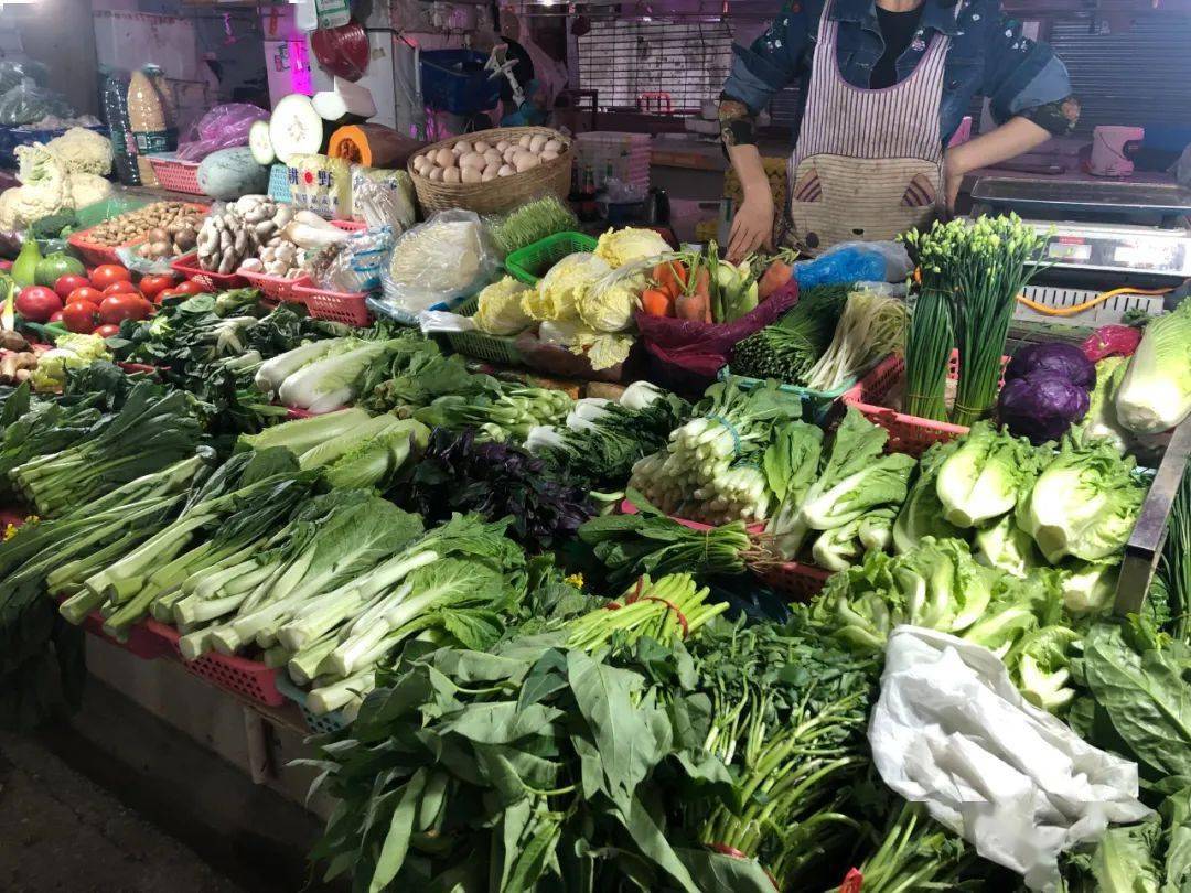 所有的绿叶蔬菜都有不同程度的涨幅,从菜摊老板那里了解到,菜市场更有