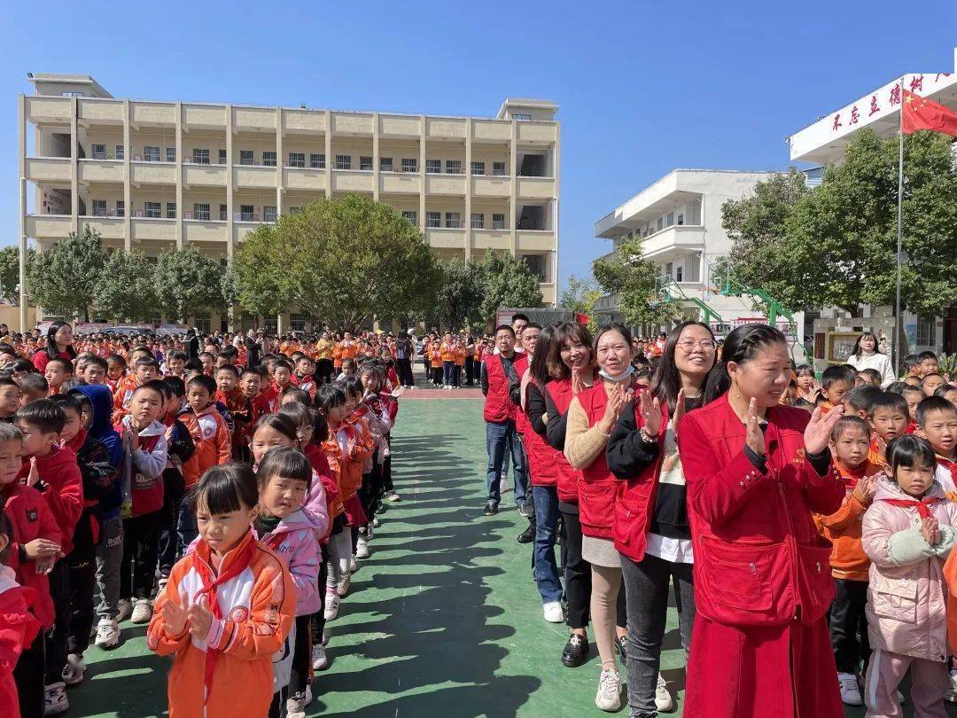 杨村镇中心小学全体师生参与见证捐赠仪式阿卜拉江·麦麦提图尔荪