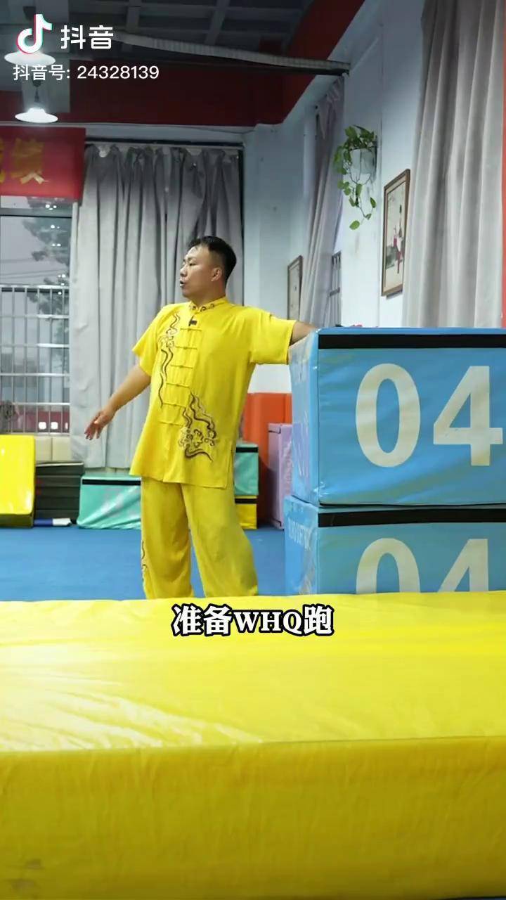 调皮的孩子做事的风格就是与众不同暮登武苑搞笑武术正能量教育