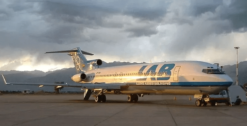 他买下一架波音727将机舱改造成自己家住了21年