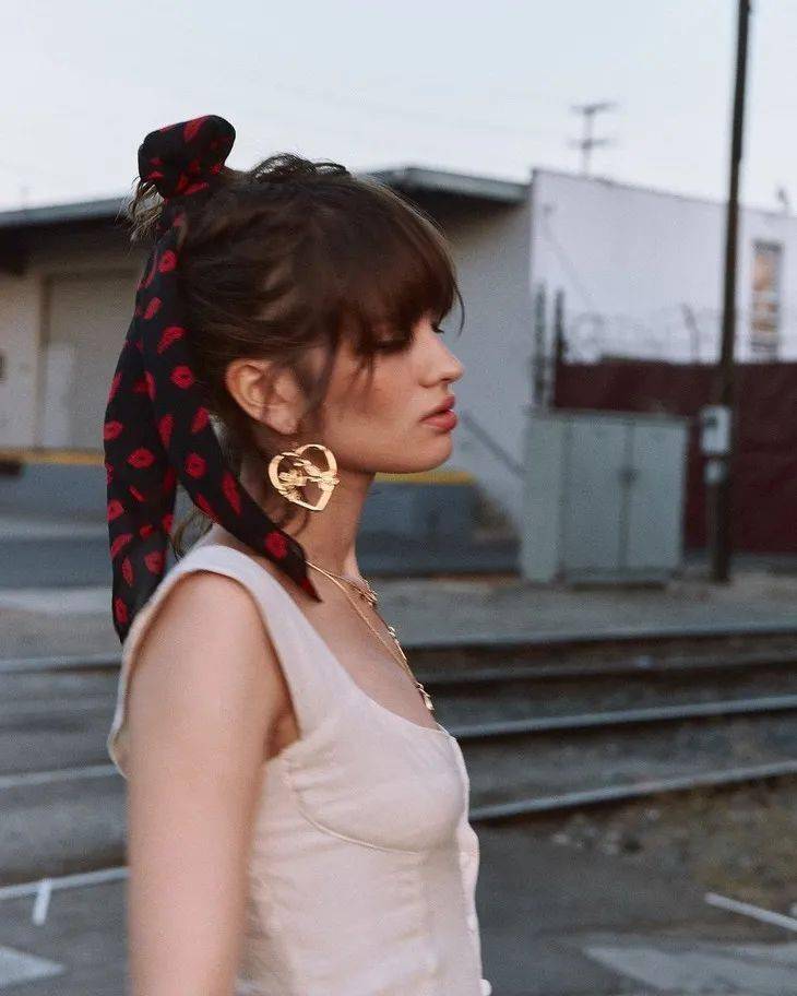 朱珠朱珠晒全家福，她的金耳环好抢镜！