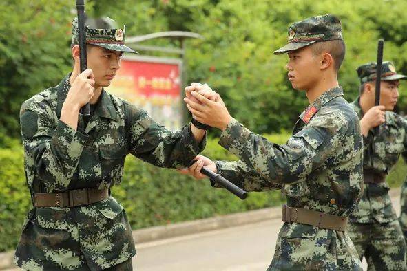 警棍基礎動作訓練,糾正新兵動作團隊心理行為訓練開心訓練每一天,給