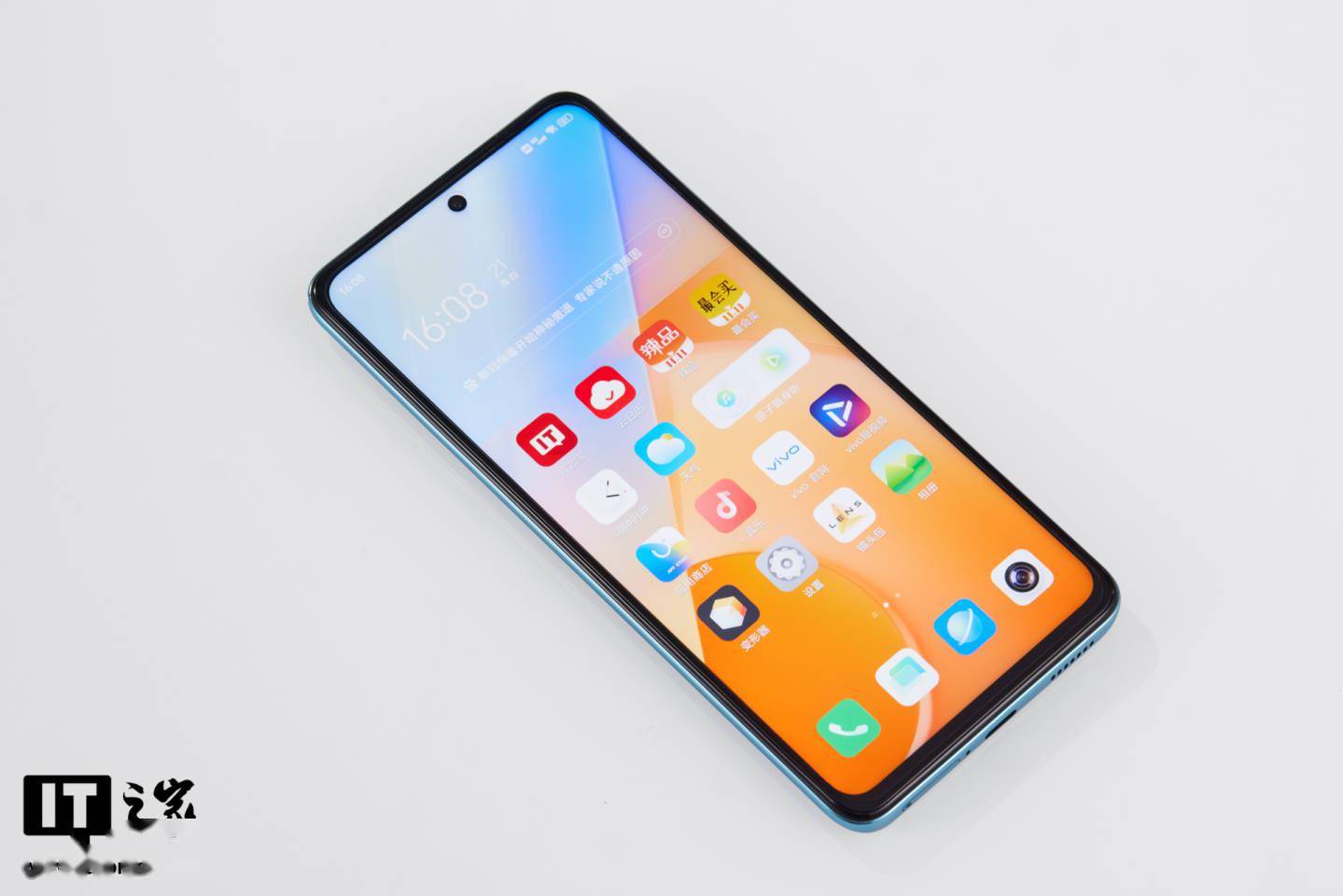 nits|【IT之家开箱】vivo T1 5G 手机图赏：高刷原色屏，活力电光青