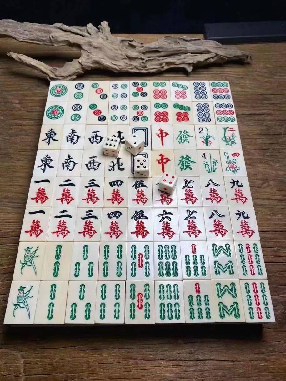 民国象牙麻将沿袭清代做法,在细节上略显精致.