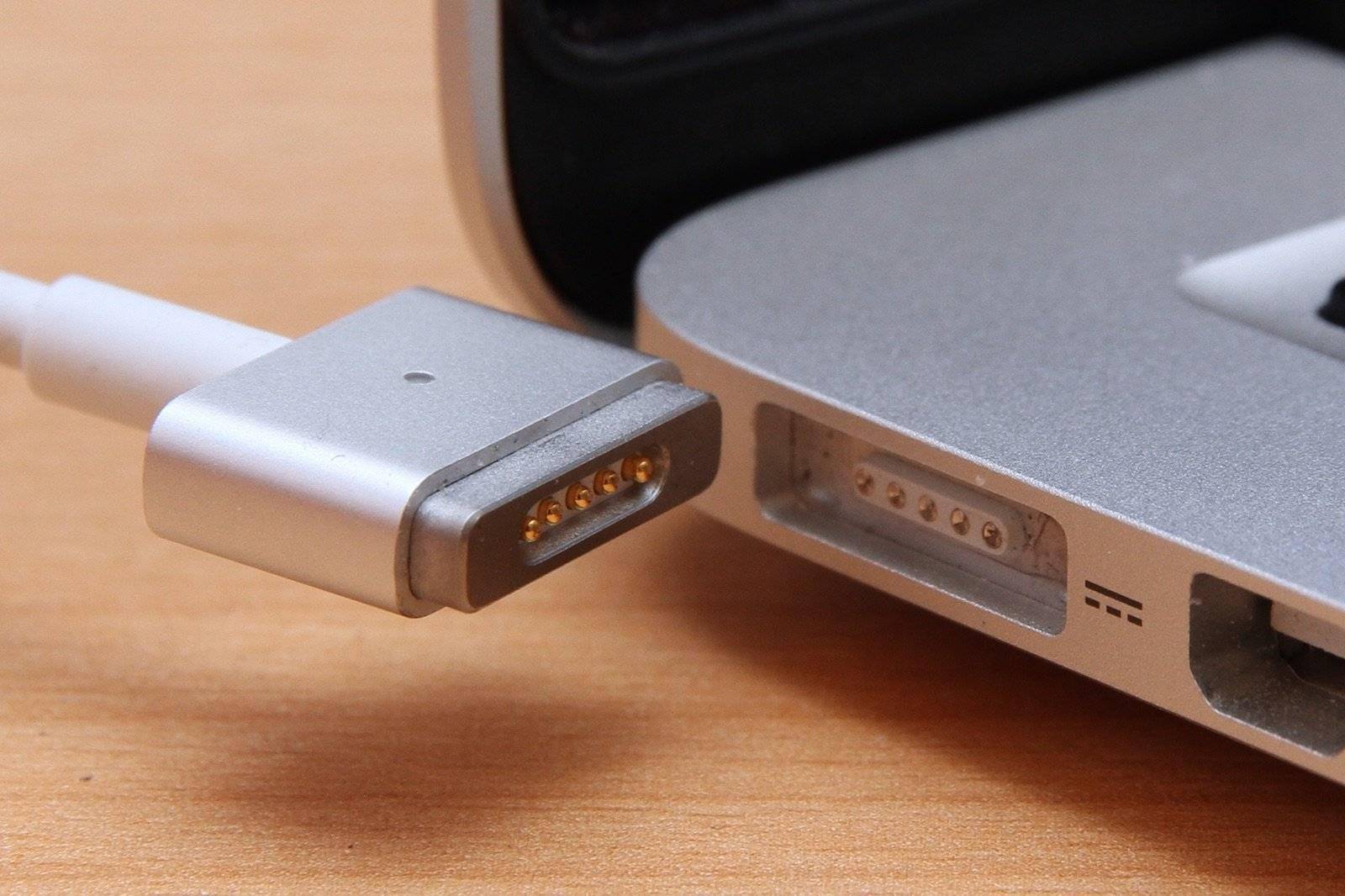 pro上,后来苹果在2012年的macbook pro上改用t型设计的magsafe 2磁吸