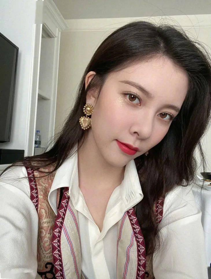 朱珠朱珠晒全家福，她的金耳环好抢镜！