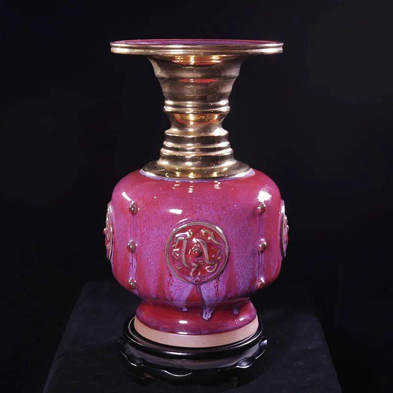 这几年,他首先是创作了《伟人尊》(先来个眼力考验,"伟人"到底在哪里?