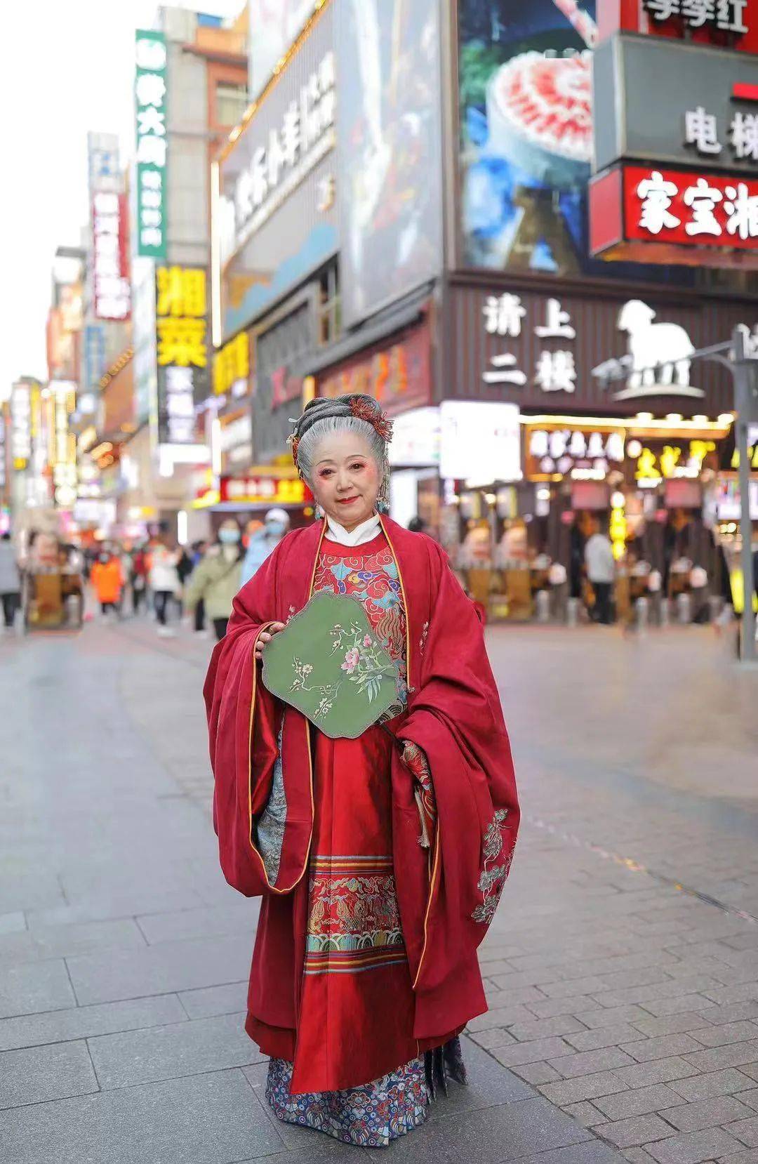 77岁汉服奶奶火出圈登人民日报惊艳世人若有诗书藏在心岁月从不败美人
