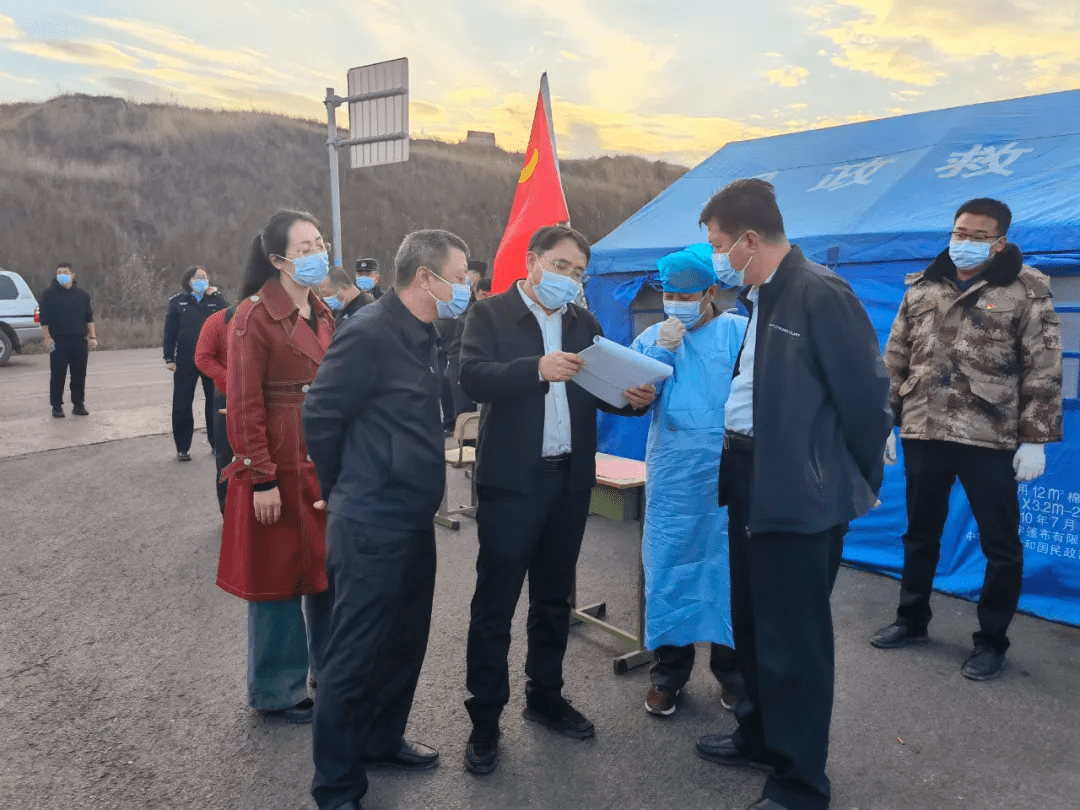 陈胡日查深入清水河县各交通核查站督导检查疫情防控工作