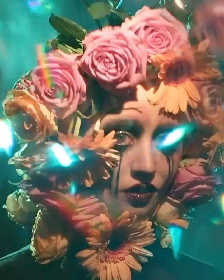 但这也证明allison 的气质真的绝绝的,随便拍个照都有灵异少女的时尚