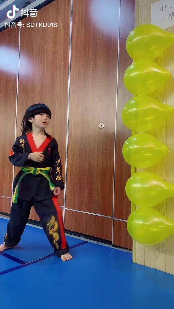 光脚给踢一组气球真心不容易反复踢了两个小时很遗憾的是还有两个没踢