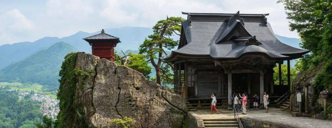 日本十大红叶名所之一绝壁下的秋日山形县立石寺