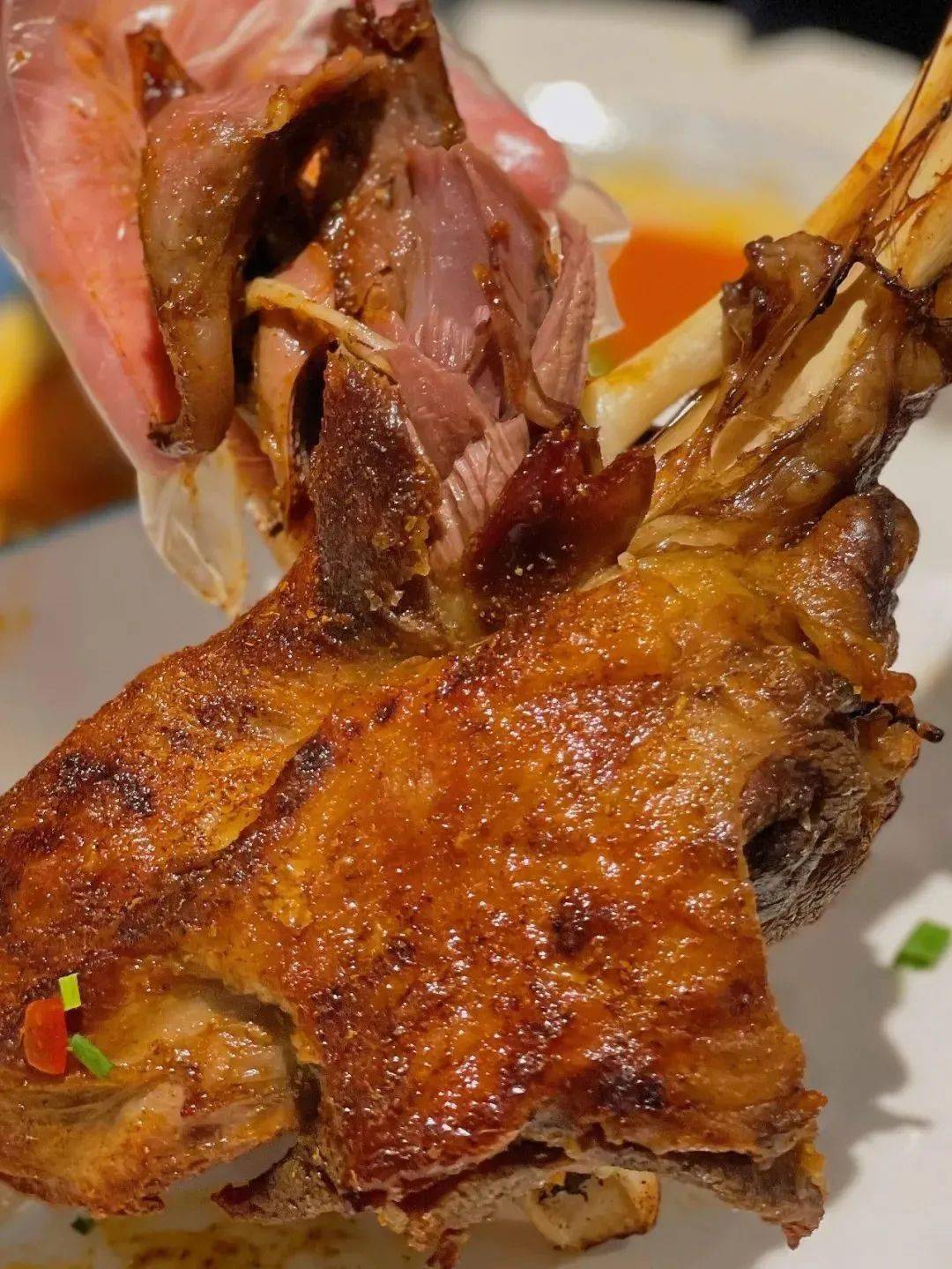 羊腿提前卤制入味在上火烤制,老板对于火候和口感的把控早已驾轻就熟!