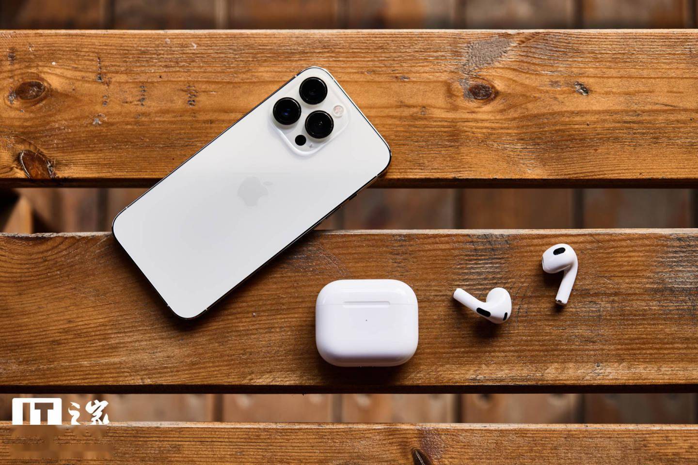 轮廓|【IT之家开箱】苹果AirPods 3图赏：全新轮廓设计，支持空间音频