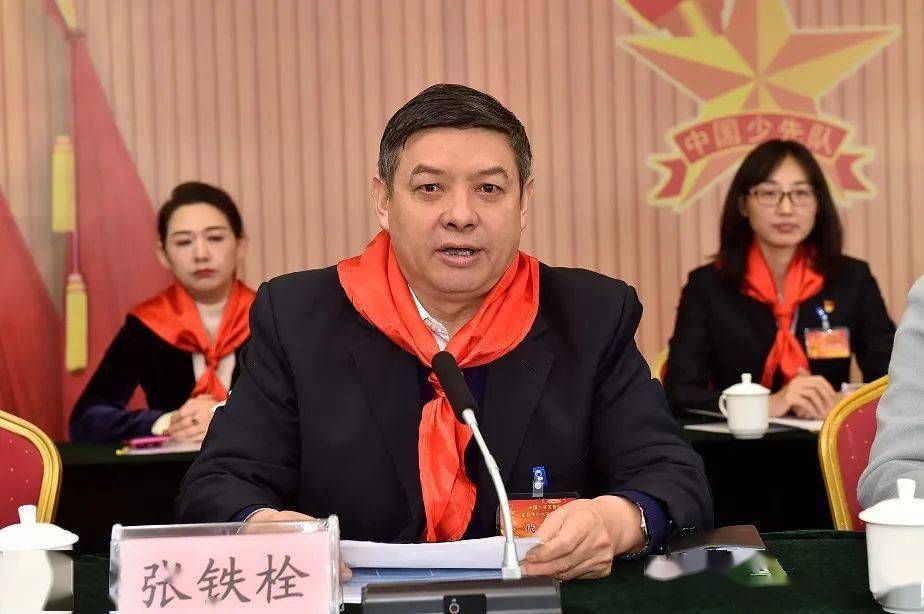 张铁栓代表教育部门向全县少先队辅导员,少年儿童工