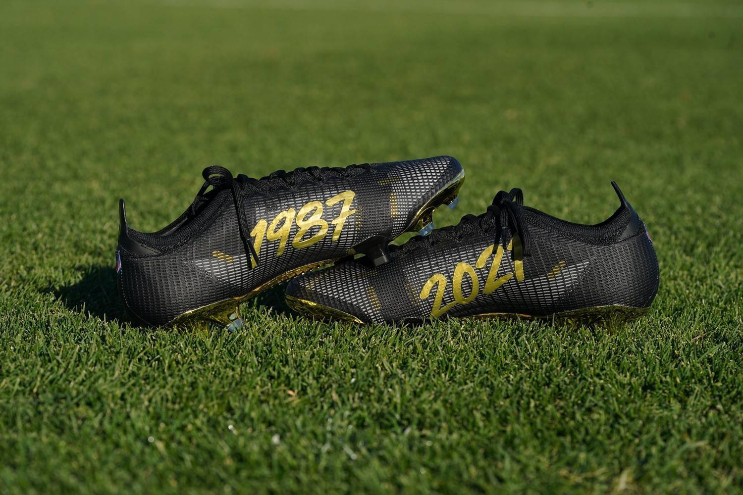 耐克为卡莉劳埃德推出定制mercurialvapor14足球鞋