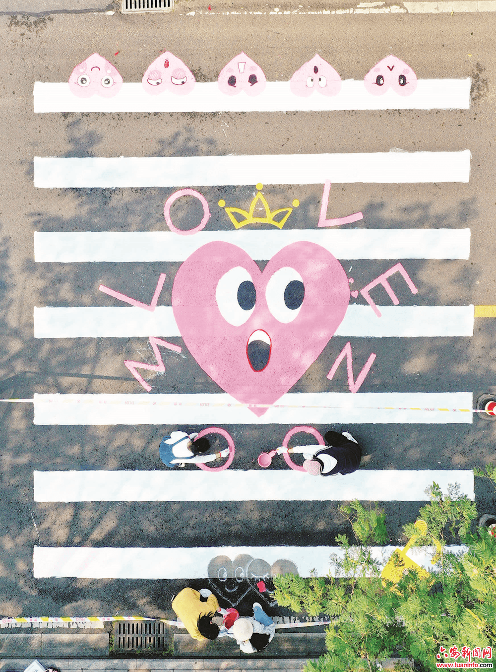 月亮岛环岛路彩绘斑马线,添彩倡文明_田凯平