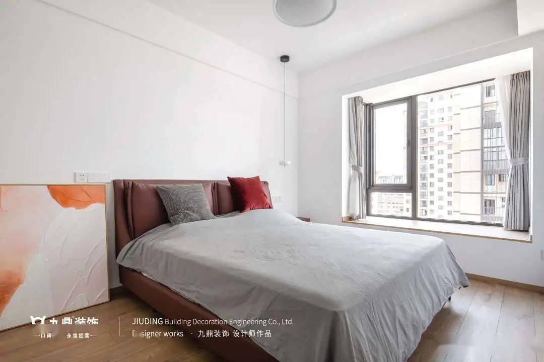 一家人142㎡纯白复式，丢掉客厅沙发，清清透透现代风