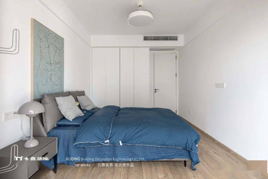 一家人142㎡纯白复式，丢掉客厅沙发，清清透透现代风