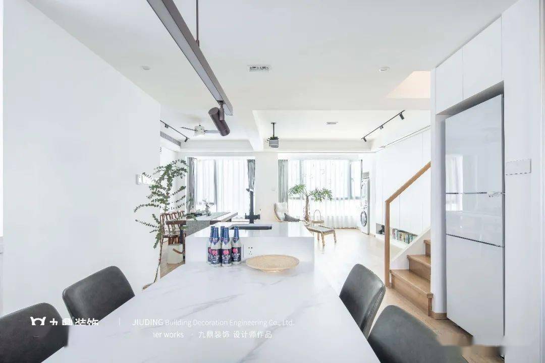 一家人142㎡纯白复式，丢掉客厅沙发，清清透透现代风