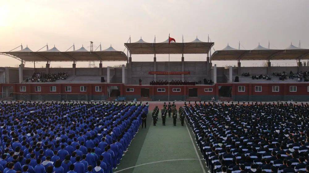 奋斗的青春最美丽10月28日下午,磁县滏滨中学全体师生齐聚操场隆重