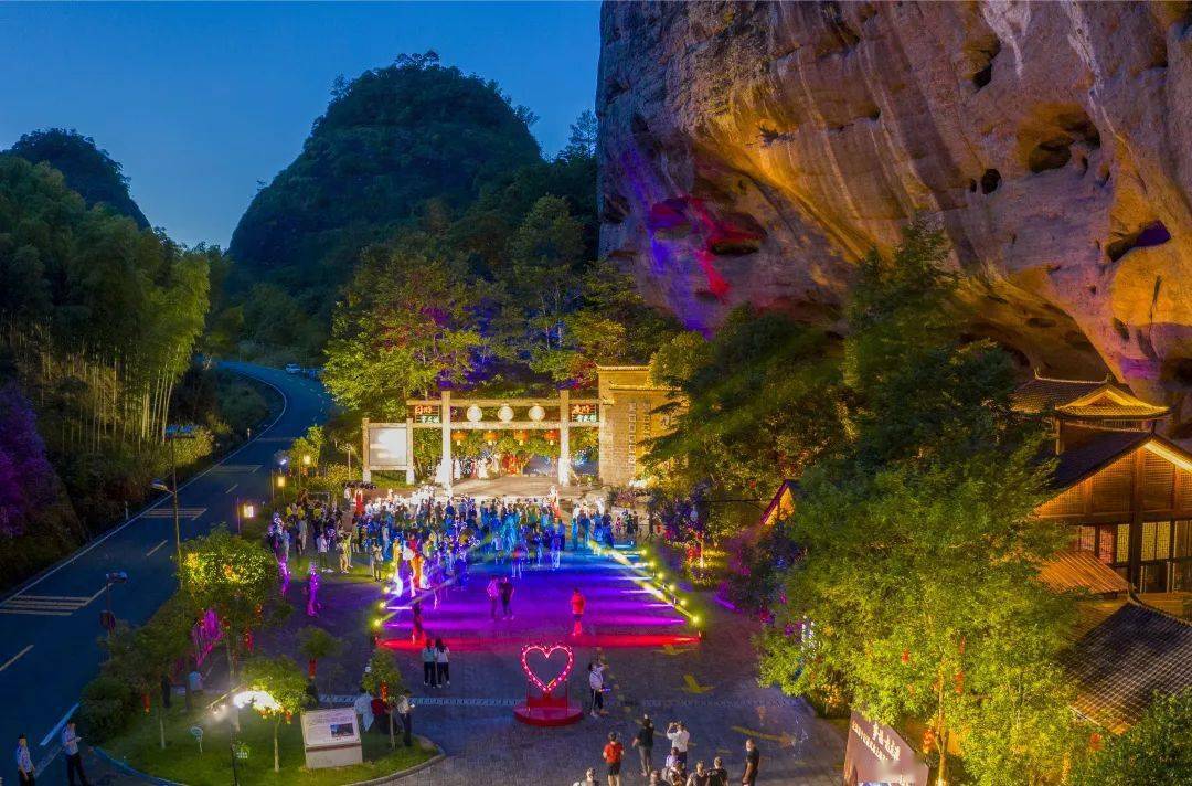 夜游·九龙潭左右滑动查看更多打造夜色网红景区