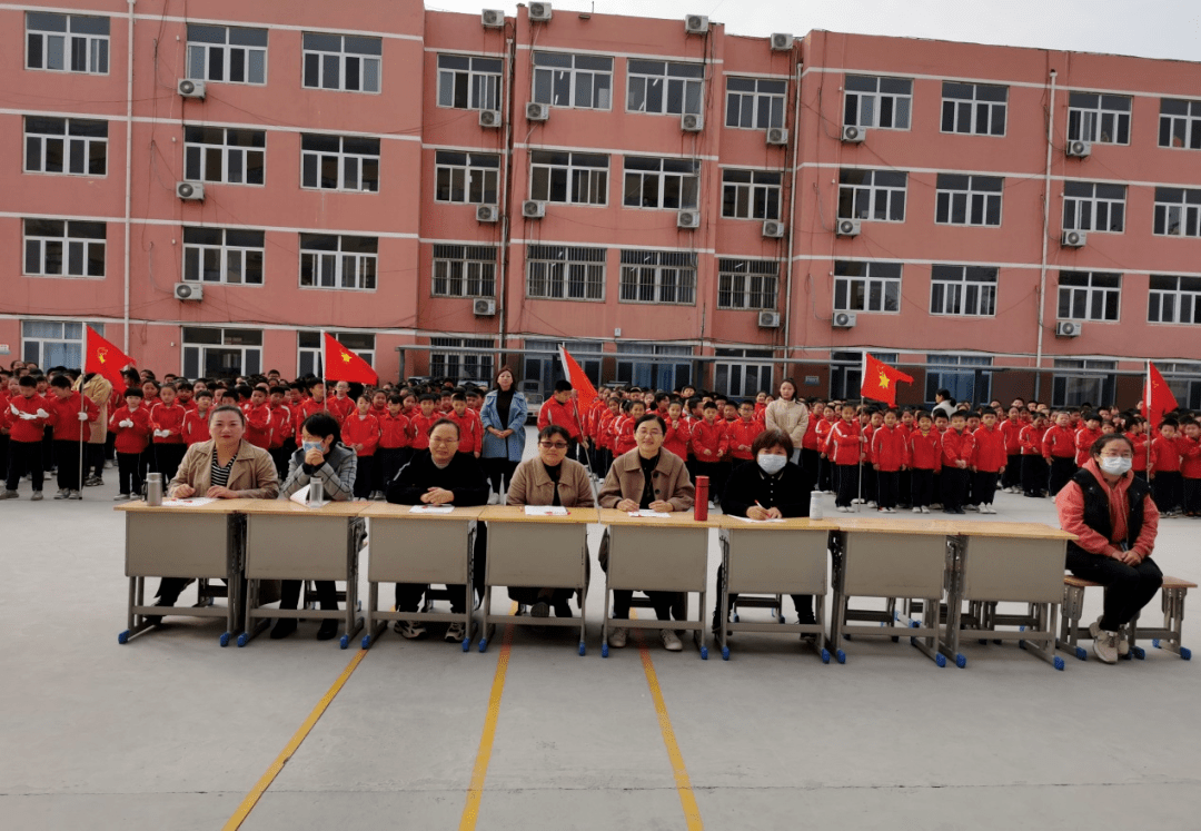 红领巾,展风采——莘城中学小学部举行队列队形会操比赛