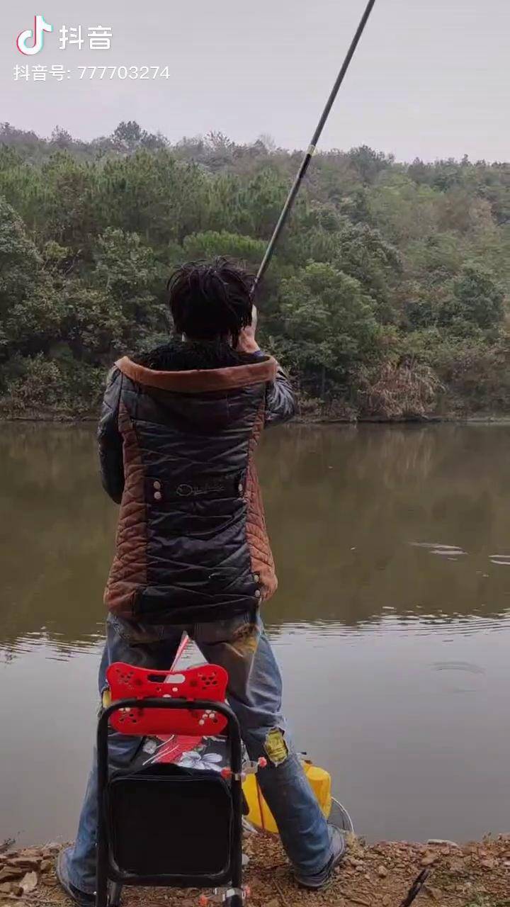 头竿就中鱼户外钓鱼北丐七爷户外钓鱼直播钓鱼人