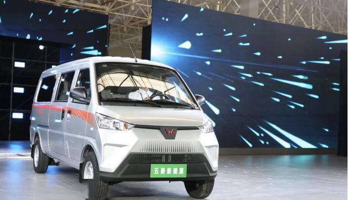 目前,本次投產儀式下線的五菱汽車純電動系列物流車ev50自2020年上市