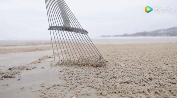 金庸|2名女孩创作20米沙滩巨画纪念金庸，网友泪目