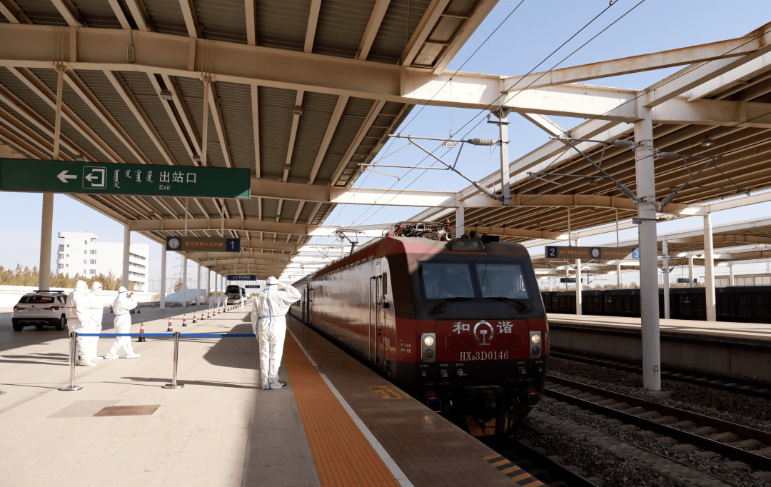 在鄂尔多斯民警的护送下滞留旅客将进行集中健康检测文字整理:苏海城