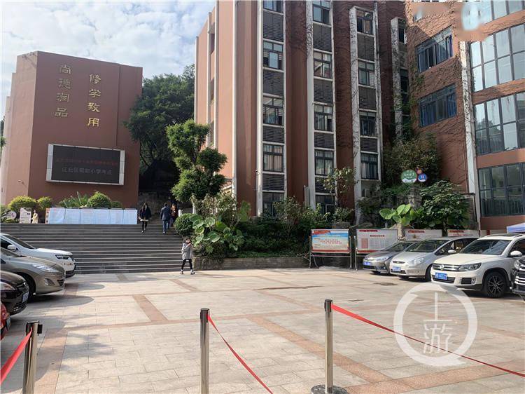 下午2点左右,江北区蜀都小学考点外,多家培训机构工作人员向正在准备