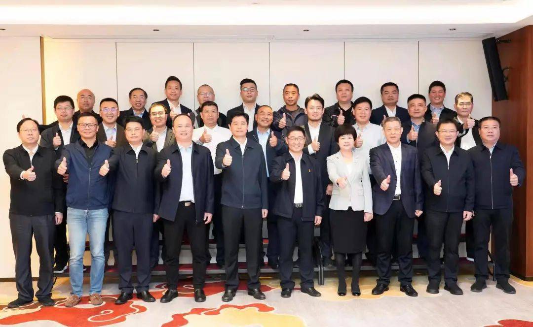 市领导余红胜,李春,陈列平,吕国健,杨兴忠,余建地,谢家芹等与来自全市