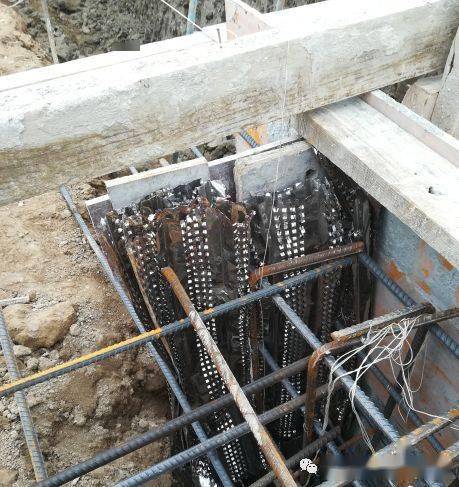 导墙施工施工注意事项:①导墙分段施工缝应与地连墙接头缝错开;②导墙